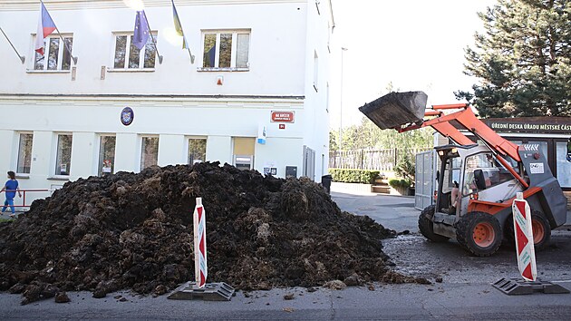 Ped mstskm adem v praskch eporyjch se v ter rno objevila hromada hnoje. Starostovi Pavlovi Novotnmu z ODS mu ji tam pivezli aktivist podporujc zemdlsk protesty. (14. kvtna 2024)