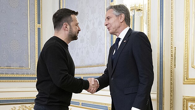 Vojenská pomoc už přijíždí na Ukrajinu, ujistil americký ministr zahraničí Anthony Blinken v Kyjevě. (14. května 2024)