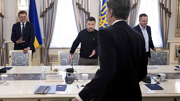 Ukrajinský prezident Volodymyr Zelenskyj (uprostřed), ukrajinský ministr zahraničí Dmytro Kuleba (vlevo) a americký ministr zahraničí Antony Blinken zaujímají svá místa před jednáním v Kyjevě. (14. května 2024)