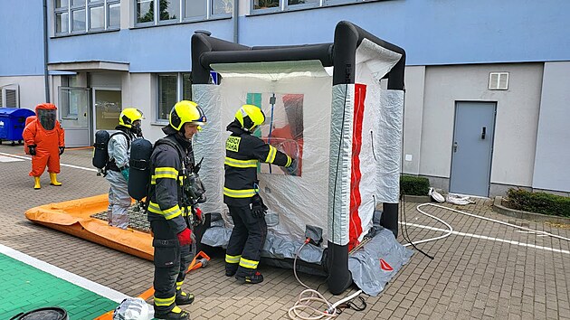 Prat hasii ve tvrtek odpoledne zasahovali v chemick laboratoi v Dolnch Mcholupech v ulici U Kabelovny, ve kter dolo k niku nebezpen chemick ltky. (16. kvtna 2024)