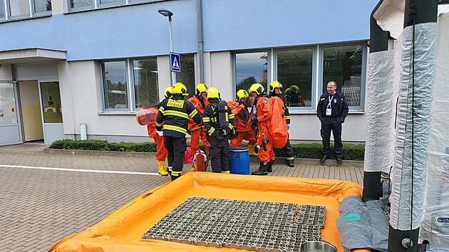 Prat hasii ve tvrtek odpoledne zasahovali v chemick laboratoi v Dolnch Mcholupech v ulici U Kabelovny, ve kter dolo k niku nebezpen chemick ltky. (16. kvtna 2024)