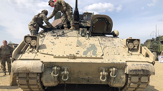 Amerit vojci s obrnncem Bradley na cvien Immediate Response 2024 na Libav