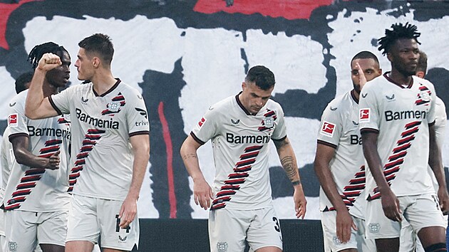 Patrick Schick (druhý zleva) slaví se svými spoluhrái  gól Leverkusenu v...