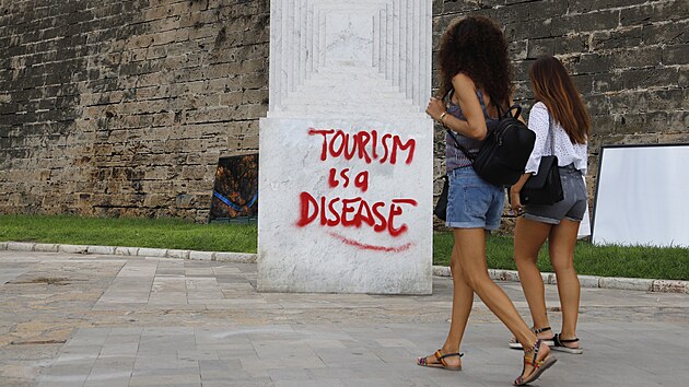 Turismus je nemoc, hlásá sprejový nápis na jenom z míst v centru Palmy. Odpor...