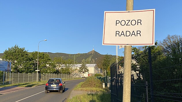 Na radar upozoruje cedule, kterou nkdo pidlal k dopravn znace.