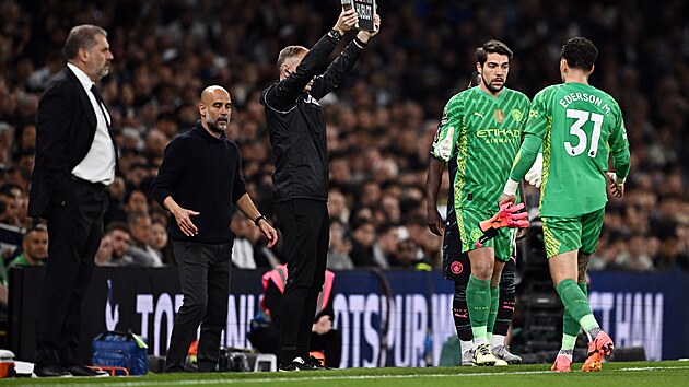 St��d�n� brank��� Manchesteru City. Brazilec Ederson p�enechal v duelu na...