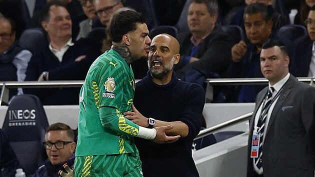 Tren�r Pep Guardiola vysv�tluje brank��i Edersonovi, pro� ho b�hem utk�n� s...