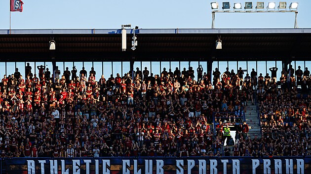 Fanouci Sparty sleduj na letenskm stadionu utkn proti Banku Ostrava.