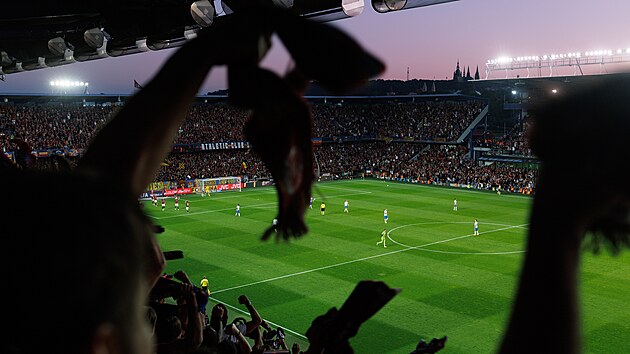 Sparant fanouci na letenskm stadionu oslavuj druh gl Veljka Birmanevie do st ostravskho Banku.