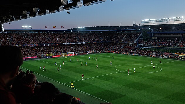 Spar�anský stadion na Letné p�i utkání s ostravským Baníkem.