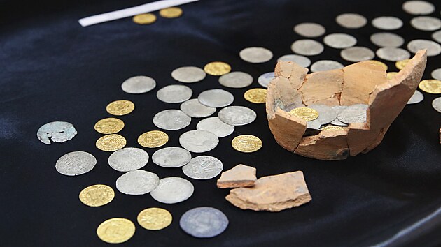 Mincovn poklad tajc pes sto gro a dukt nalezen v centru Opavy. (15. kvtna 2024)