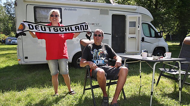 Yirmi saat yolculuk yaptılar, bir kampta yaşadılar ve tezahürat yaptılar. Almanlar, “Başından beri buradayız” diyor.