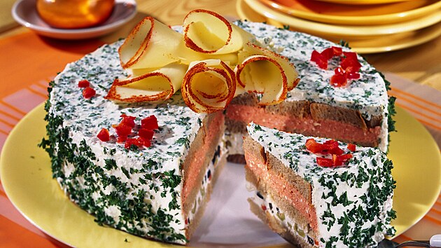 Slaný sýrový dort s petrelkou