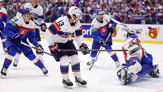 Johnny Gaudreau zakon�uje na branku Samuela Hlavaje.