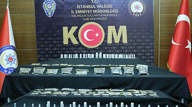 Tureck policie zatkla mue, kter se ze zem pokouel propaovat vzcn jedovat pavouky a try. (13. kvtna 2024)