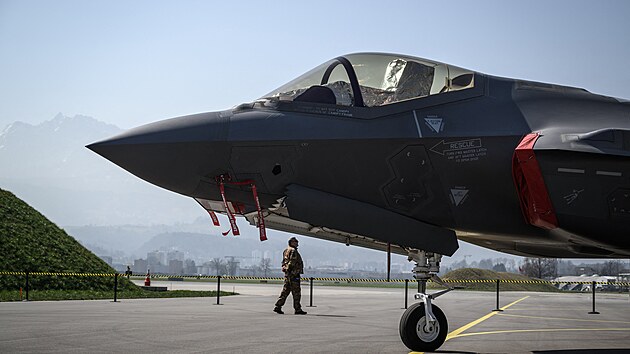 Stíhačka F-35 přiletěla do švýcarského Emmenu. (24. března 2022)