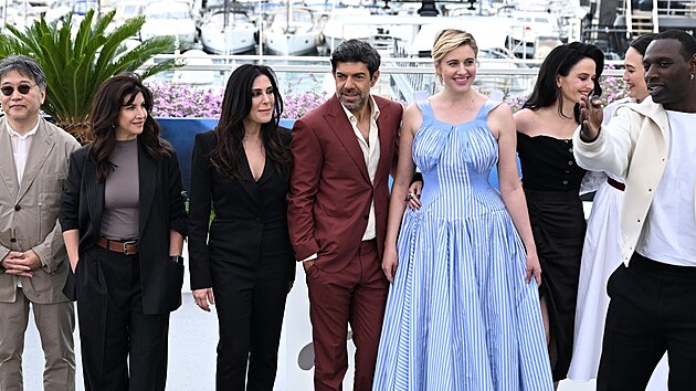 Americk reisrka Greta Gerwigov (v modrch atech) na zahjen filmovho festivalu v Cannes. Fotografm pzuje spolu s ostatnmi porotci. Mezi nimi je teba francouzsk herec Omar Sy. (vpravo, 14. kvtna 2024)