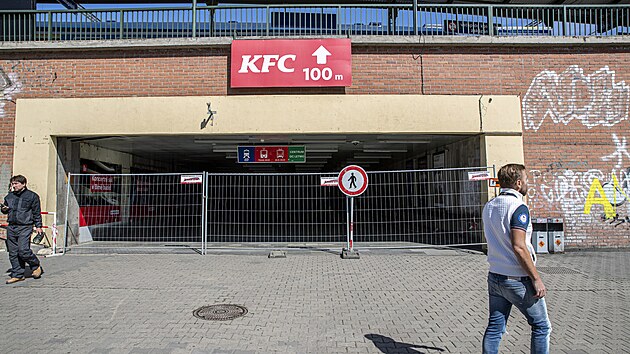 Tis�c�m lid� zkomplikovalo cestu v okol� brn�nsk�ho hlavn�ho n�dra�� uzav�en� zdej��ho podchodu n�sledkem po��ru. (13.5.2024)