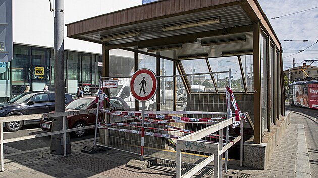 Tis�c�m lid� zkomplikovalo cestu v okol� brn�nsk�ho hlavn�ho n�dra�� uzav�en� zdej��ho podchodu n�sledkem po��ru. (13.5.2024)