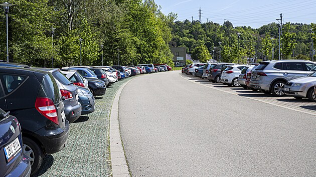 Blansko nedvno zpoplatnilo odstavn plochy pro auta pobl vlakovch zastvek a autobusovho ndra.