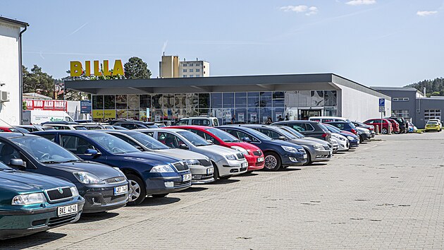 V Blansku zpoplatnili odstavn plochy pobl vlakovch zastvek a autobusovho ndra. Mnohem vc jsou tak zaplnn stn u supermarket, kde je mon parkovat zdarma.