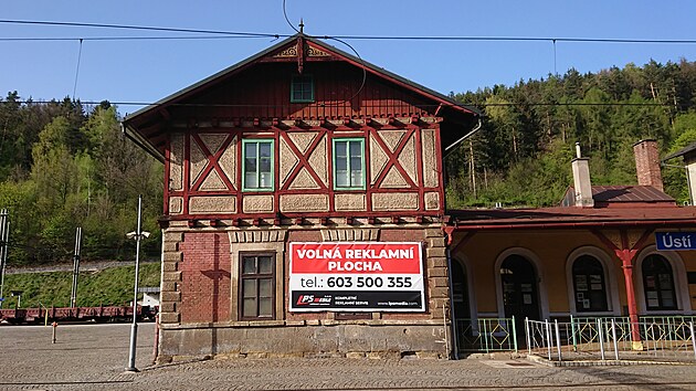 Pamtkov chrnn budova ndra v st nad Orlic je ozdobena billboardy.