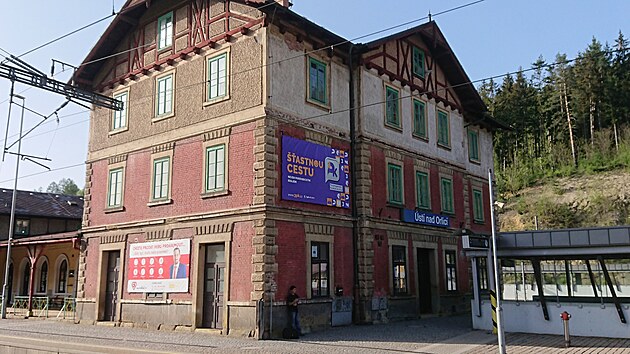 Pamtkov chrnn budova ndra v st nad Orlic je ozdobena billboardy.