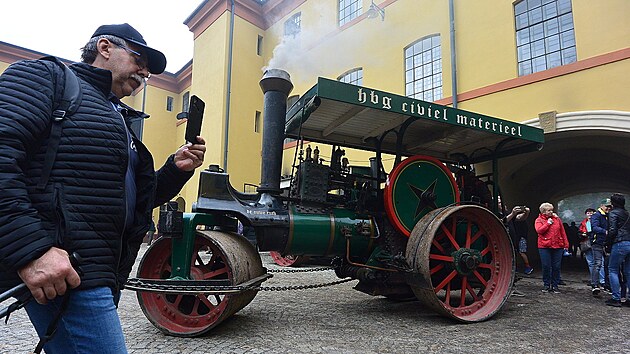 Fanouci historickch stroj a techniky mli o vkendu velk dvod navtvit Muzeum starch stroj a technologi v arelu bval Vonwillerovy tovrny v amberku. Den otevench dve pilkal stovky nvtvnk. (18. kvtna 2024)