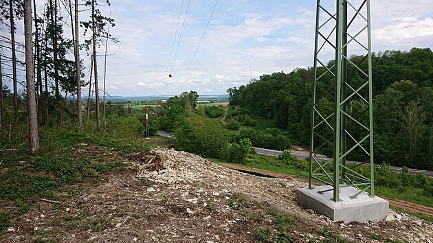 Odbornci ped rabou tunelu musej nadlo tunelu zpevnit injektemi. Jeho vka se pohybuje od 8,5  do 24 metr. (6. kvtna 2024)