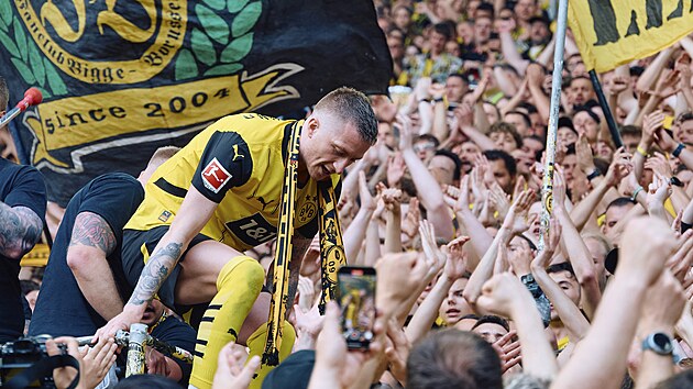 Reus se rozlouil ve velkm stylu. Vem fanoukm Dortmundu, kte pili na jeho posledn domc zpas na stadion, zaplatil pivo.