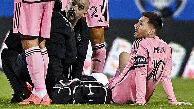 Zranný Lionel Messi v péi léka.