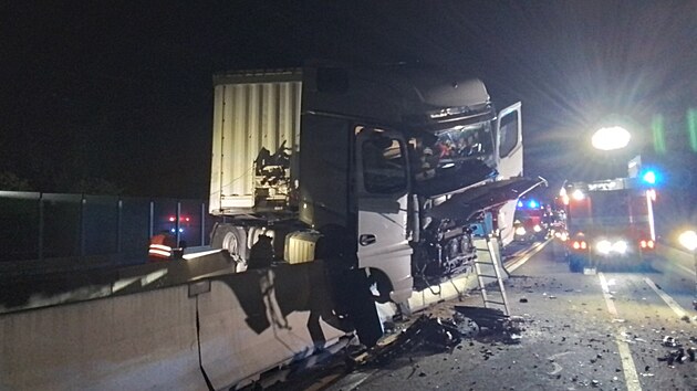 Kamion prorazil betonov hrazen a zablokoval u Olomouce dlnici D35 ve smru na Mohelnici.