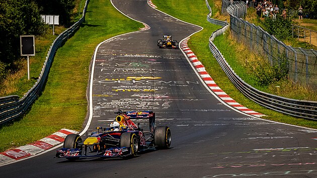 NA NRBURGRINGU. V roce 2023 se Sebastian Vettel se svou RB7 projel po legendrn Severn smyce - Nordschleife.