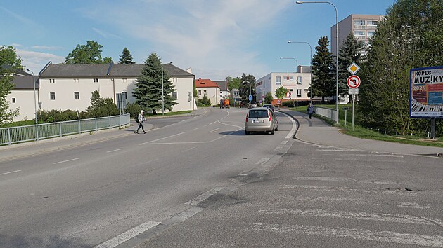 Run silnice II 354 pobl autobusovho ndra a Billy je mstem, kde chyb pechod. Ten by mohl po pestavb kiovatky na Komenskho nmst konen pibt.