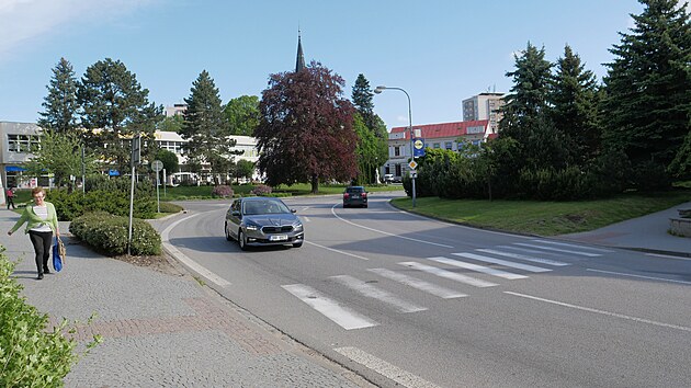 Vybudovnm okrun kiovatky se zmn i podoba rizikovho a velmi dlouhho pechodu u Komenskho nmst.