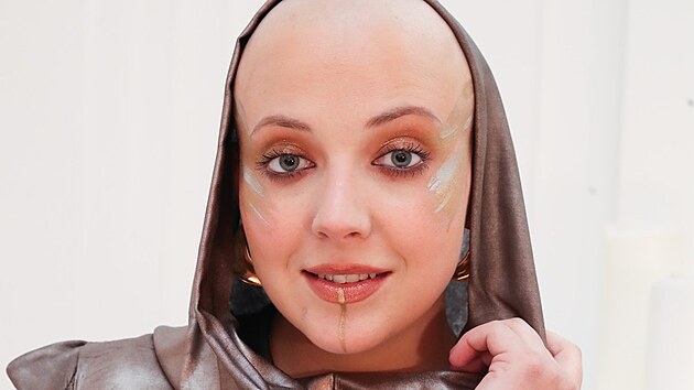 Anna Julie Slov��kov� p�i nat��en� sv�ho nov�ho klipu (kv�ten 2024)