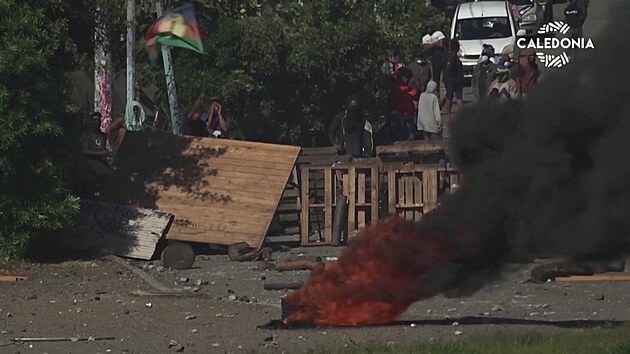 Nov Kaledonie v plamenech, demonstranti zapaluj auta i domy