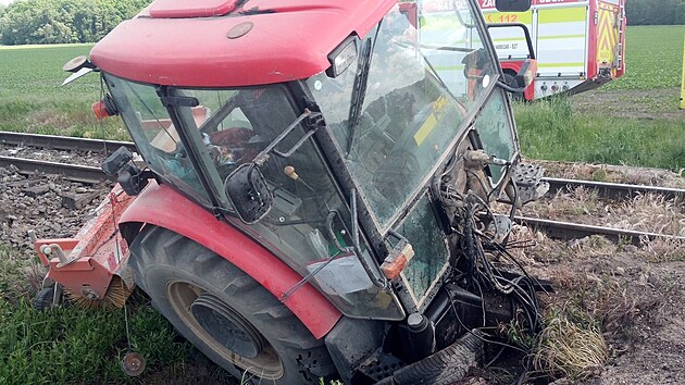 Sr�ka traktoru s vlakem u Sov�tic na Hradecku (14.5.2024).