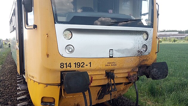 Sr�ka traktoru s vlakem u Sov�tic na Hradecku (14.5.2024).