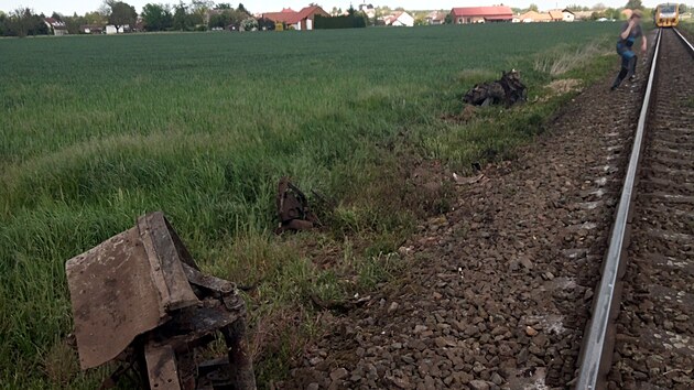 Sr�ka traktoru s vlakem u Sov�tic na Hradecku (14.5.2024).