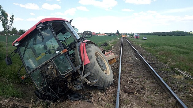 Srka traktoru s vlakem u Sovtic na Hradecku (14.5.2024).