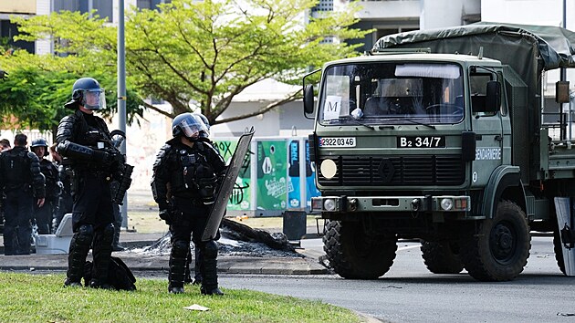 V Nov� Kaledonii vypukly nepokoje kv�li francouzsk� snaze zm�nit tamn�m obyvatel�m volebn� pr�vo. (14. kv�tna 2024)