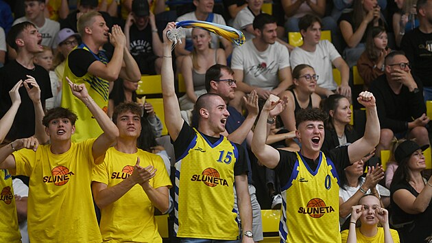 Postupová radost fanou�k� ústeckých basketbalist�.