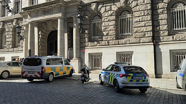 V budov ministerstva prmyslu a obchodu bylo nalezeno tlo mue. Podle policie spchal sebevradu. (15. kvtna 2024)