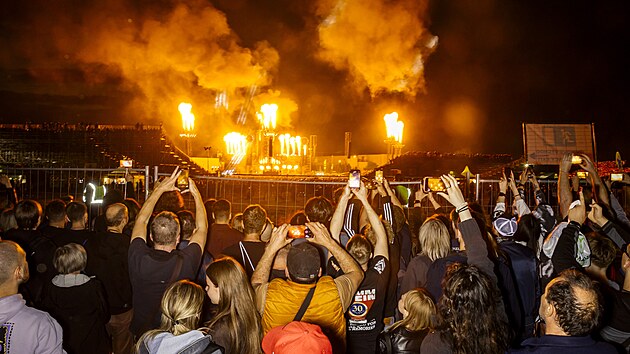 Koncert Rammstein sledovaly stovky lidí zadarmo. (11. kvtna 2024)