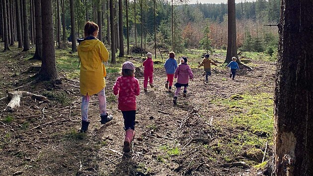 Lesn klub Farma u Kosho potoka funguje ve Star Vod na Marinskolzesku, kde otevr dtem svt les, luk, pastvin a zvat.