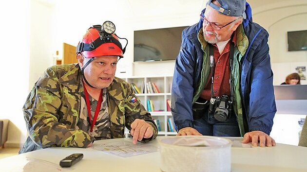 Speleolog Jaroslav Hrouda na vod prohldky seznmil astnky s histori tolovho systmu.  (11. kvtna 2024)