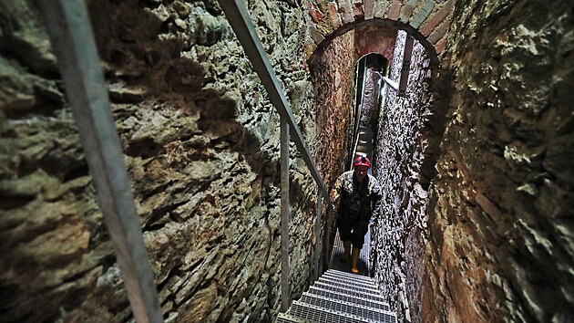 Speleolog Jaroslav Hrouda u hlavnho vstupu do systmu chodeb Kltera Tepl.  (11. kvtna 2024)