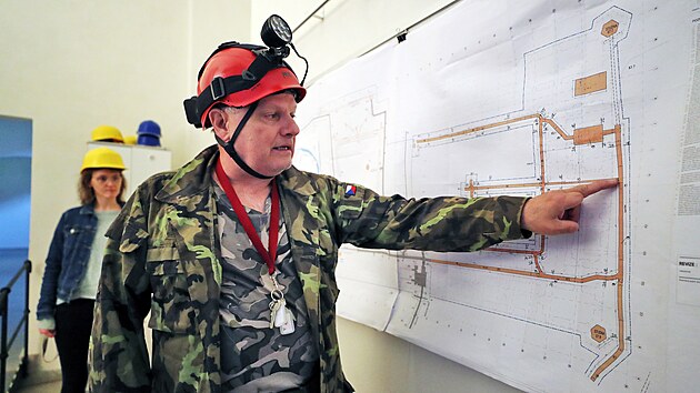 Speleolog Jaroslav Hrouda u mapy tolovho systmu Kltera Tepl ped hlavnm vstupem do chodeb. (11. kvtna 2024)