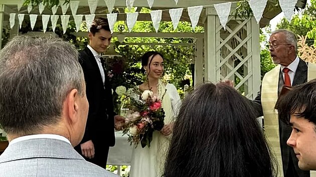 Fotky ze svatby Franti�ka Trojana a Anny Kratochv�lov� sd�lela na sv�m Instagramu tak� kamar�dka here�ky Anna Anto�ov� (Kobl�kov�). 12. kv�tna 2024